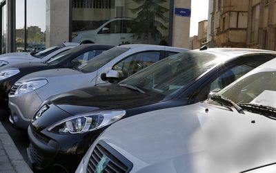 کاهش قیمت خودروهای پژو و دنا در بازار