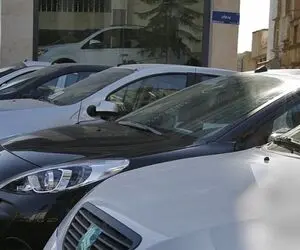 کاهش قیمت خودروهای پژو و دنا در بازار