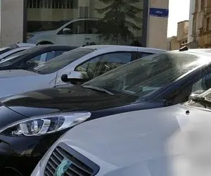 کاهش قیمت خودروهای پژو و دنا در بازار