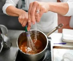 سریعترین و بهترین روش از بین بردن نمک غذا؛ آنی طعم غذای شور آروم میشه از پلو تا خورش