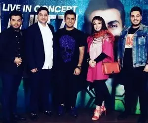 آواز شاد؛ آرون افشار تو اجراش میکروفون میده دست برادر دهه هشتادیش و باباش بخونن عالین