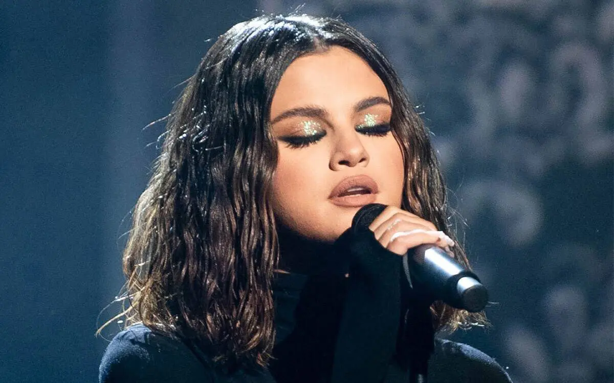 rs_1200x1200-210309074004-1200-Selena-Gomez-Performing