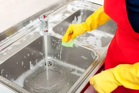 ترفندهای خانگی؛ برق انداختن سینک استیل با مواد خانگی