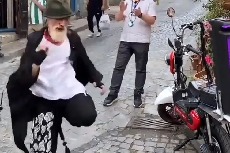 آواز شاد؛ رقص مخلوط تکنو، عربی، ترکی و ایرانی پیرمرد سن نوح ناامیدم کرد از خودم