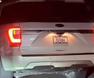 پلاک سپاه روی یک خودرو در ایالت کالیفرنیا آمریکا