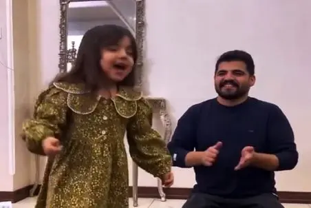 آواز شادونه؛ دختربچه انقد با ناز و قشنگ میرقصه باباش ذوق کرده با افتخار نگاهش میکنه