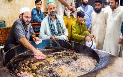 "چاپلی کباب پیشاوری" غذای خیابانی محبوب پاکستانی که واسش سر و دست میشکونن !