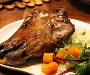 تمیزکاری حرفه ای کله پاچه توسط این زن با پاهاش و پختی متفاوت/ زیر خم ببعی رو گرفت