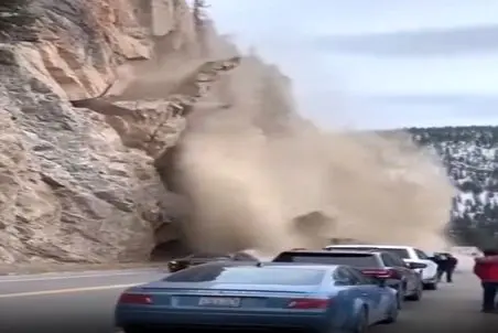 معماری طبیعت؛ کوه یهویی ریخت یه عالم ماشین زیر سنگ و خاکش دفن شدن ولی دست بردار نیست