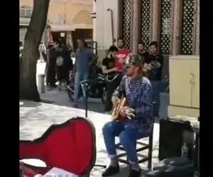 آواز خیابانی؛ آقا کلاه چیریکی غرق حس شده و آهنگ نمیتونم از عشقتو رضا صادقی رو میخونه