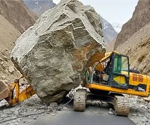 ابزارآلات غول پیکر؛ اپراتور بیل مکانیکی اومد سنگی که ده تای خودشه بلند کنه نصف شد