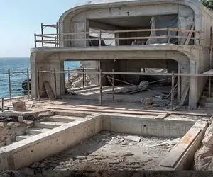 معماری خلاقانه؛ این خرابه رو میبینی لب دریا یه ویلاش کرد رویایی شبی 20 میلیون اجاره