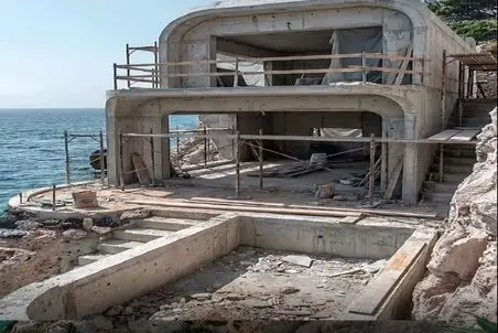 معماری خلاقانه؛ این خرابه رو میبینی لب دریا یه ویلاش کرد رویایی شبی 20 میلیون اجاره