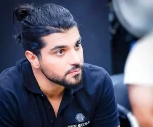 آواز احساسی؛ موتورسواری سینا مهراد با خانومش و آهنگ عاشقانه شون که پلی کردن