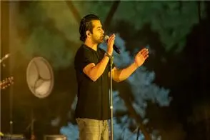 آواز احساسی/رضا بهرام من در خطرم بی عشق بدون موزیک با صدای زنده برای طرفدارش تو کنسرت