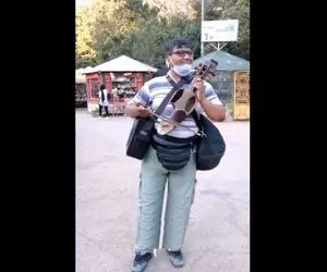 آواز خیابانی؛ ببینید این دوره گرد آهنگ واویلا لب کارون رو چه خوب و خفن میزنه!