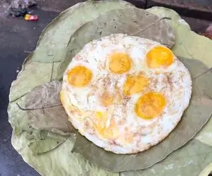 غذای خیابانی؛ ببینید این خانم تو ماهیتابه که مثل قیر سیاهه عجب نیمرویی میده به مشتری