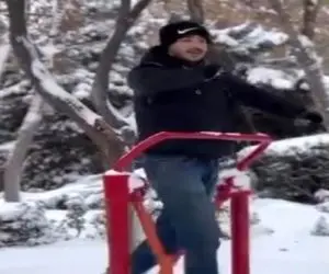 آواز شاد؛ سلطان رقص های نامنظم فقط رقصیدن این پسر تو برف با آهنگ شادتر از قیافش