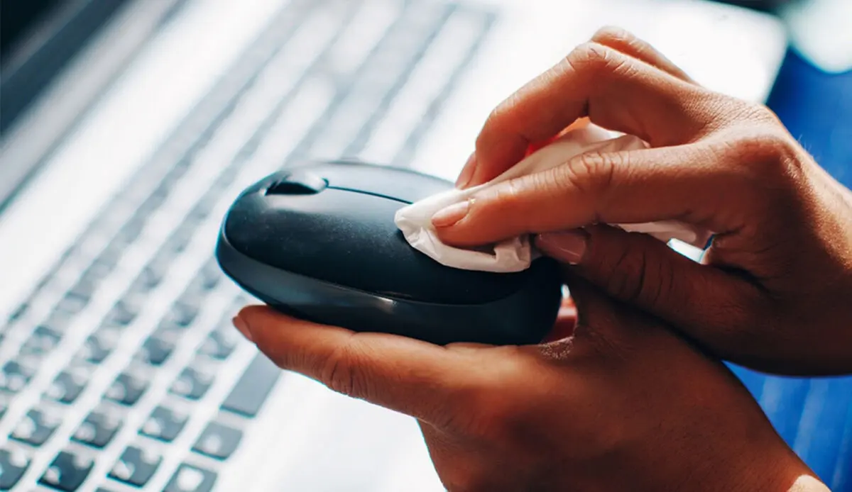 how-to-clean-computer-mouse-2