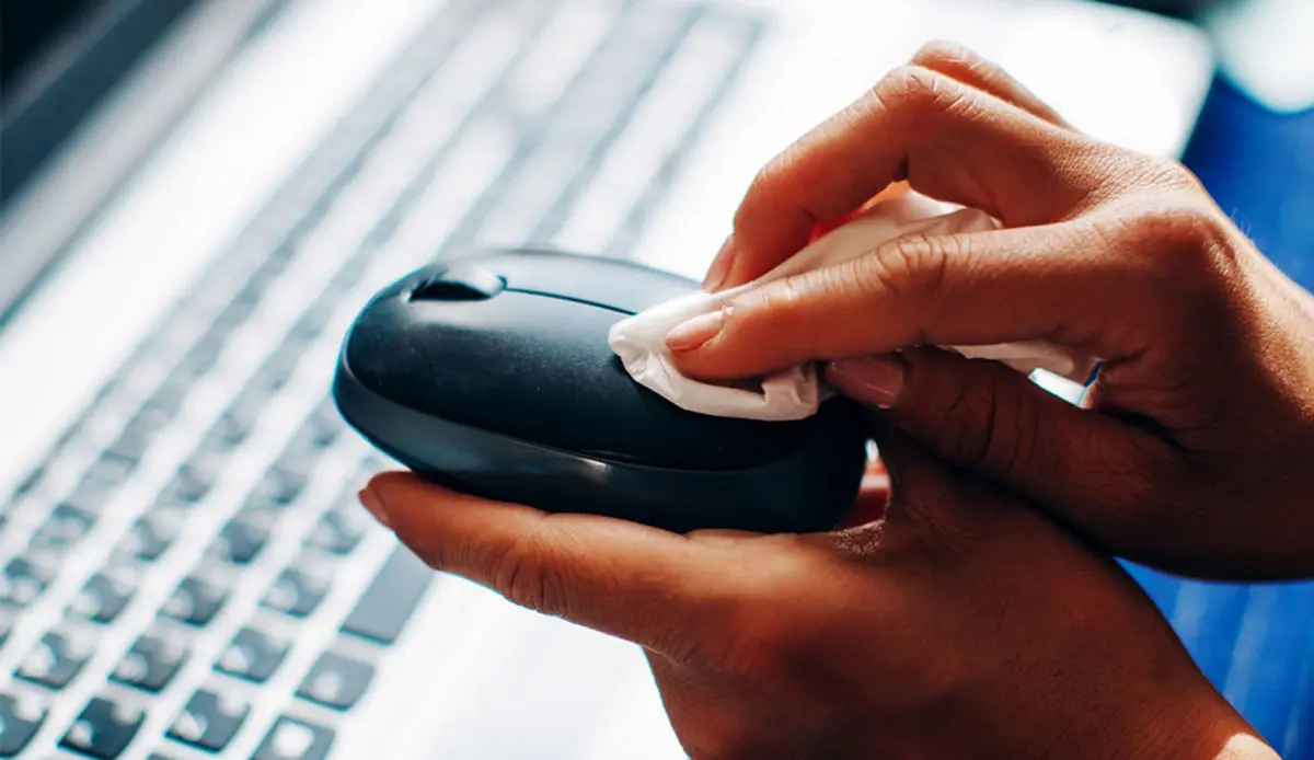 how-to-clean-computer-mouse-2