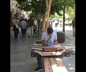 آواز خیابانی؛ ببینید جوون خسته دل چه دلنشین سنتور میزنه فقط نگاه سوزدار پیرمرده