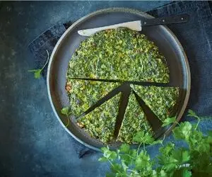 آشپزی حرفه ای؛ ترفند های خوشمزه تر شدن کوکو سبزی اینجوری بپزی همه دستورشو ازت میپرسن