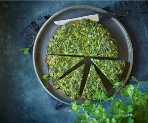 آشپزی حرفه ای؛ ترفند های خوشمزه تر شدن کوکو سبزی اینجوری بپزی همه دستورشو ازت میپرسن