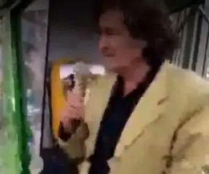 آواز معروفا؛ وقتی بازیگر پیشکسوت واسه امرار معاش تو خیابون آهنگ میخونه/به به صدا