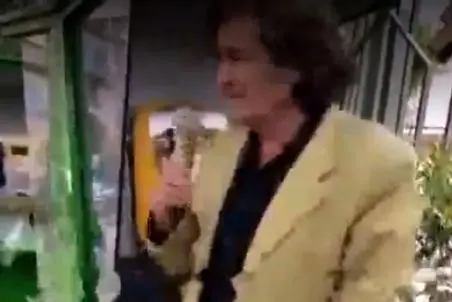 آواز معروفا؛ وقتی بازیگر پیشکسوت واسه امرار معاش تو خیابون آهنگ میخونه/به به صدا