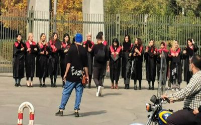 (عکس) ماجرای کشف حجاب دسته جمعی جلو سردر دانشگاه تهران چیست؟