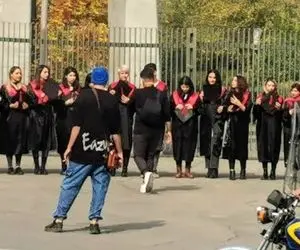 (عکس) ماجرای کشف حجاب دسته جمعی جلو سردر دانشگاه تهران چیست؟