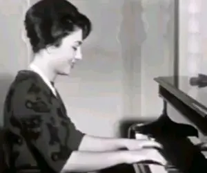 سفر به ایام سال 1338؛ خوشحالی فرح دیبا از داد و ستد محمدرضا پهلوی در دفترخانه