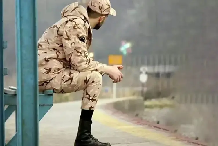 آواز اصیل؛ سرباز ساک به دوش تو ایستگاه مترو  با اشک برای یارش خوند همهه دل سوزوندن