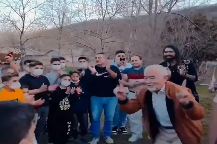 آواز شادونه؛ صادق بوقی برای کودکان بی سرپرست بهترین آو آو که تا به حال خونده رو خوند