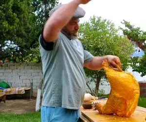 غذا گوشتی ؛ پای بره شکم پر دیگه چیه بیشتر شبیه کٌلَنگ تا غذا / دوخت و دوز راه انداخته!