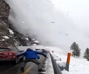 معماری طبیعت؛ باد زد گوله های درشت برف از بالا کوه ریختن رو آدما قیامتی شده