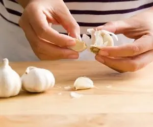 ترفندای کندن پوست سیر خشک؛ اینجوری خیلی شیک و مجلسی از شر پوست سیر خلاص شو خَلص و تَمت!