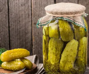 آشپزی حرفه ای؛ ترفند های خوشمزه تر شدن خیارشور اینجوری درست کنی همه دستورشو میخوان