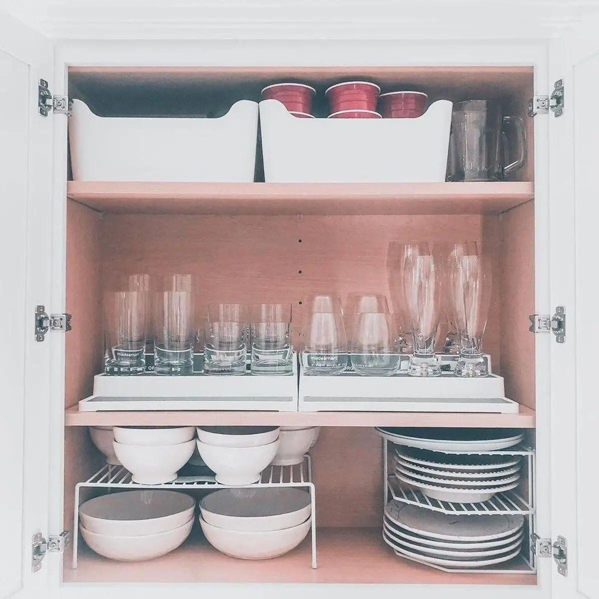چیدمان ظروف شکستنی در کابینت