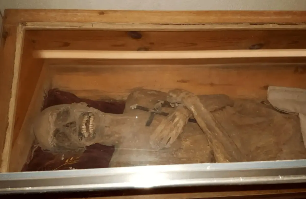 مومیایی از مقعد کشیش