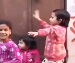 آواز شاد؛ دختربچه خیلی بانمک میرقصه ولی رقص اون ریزه تره آخرته بامزگیه بگیری بچلونیش