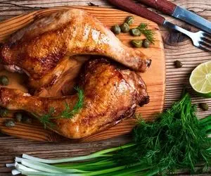 آموزش آشپزی؛ نکات طلایی برای نرم و آبدار شدن مرغ توی فر