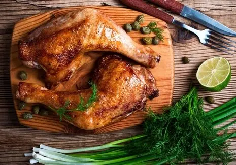 آموزش آشپزی؛ نکات طلایی برای نرم و آبدار شدن مرغ توی فر