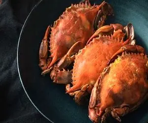 فرآوری خرچنگ؛ تخم خرچنگ رو تو دستگاه میکارن پروار شدشو آبپز کرده میفروشن