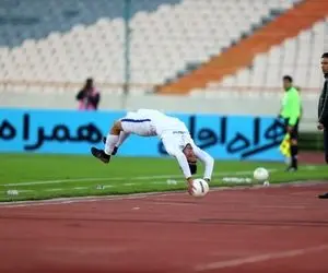 تصاویر عجیب از اوت انداز پیکان در مصاف با پرسپولیس