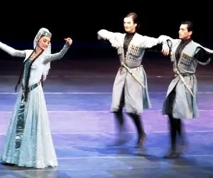 ویدیو های پر بازدید | رقص هماهنگ 3 مرد با 1 زن در پاساژ!