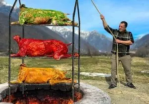 غذای روستایی؛ تو یه تنور سه طبقه زیر زمین سه عدد گوساله رو درسته بریان می کنن