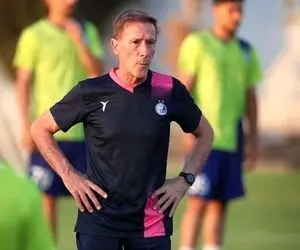 در نبود نکونام این مربی به بازیکنان تمرین می دهد