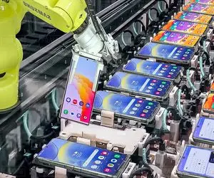 کارخانه تولید موبایل؛ فرآیند تولید گوشی سامسونگ بدون دست توسط ربات هوشمند انجام میشه