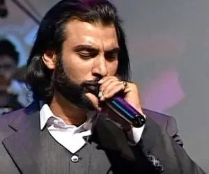 آواز معروفا؛ ناصر عبداللهی خدابیامرز فیس تو فیس زنش برای همسر گلش آهنگ خوند 